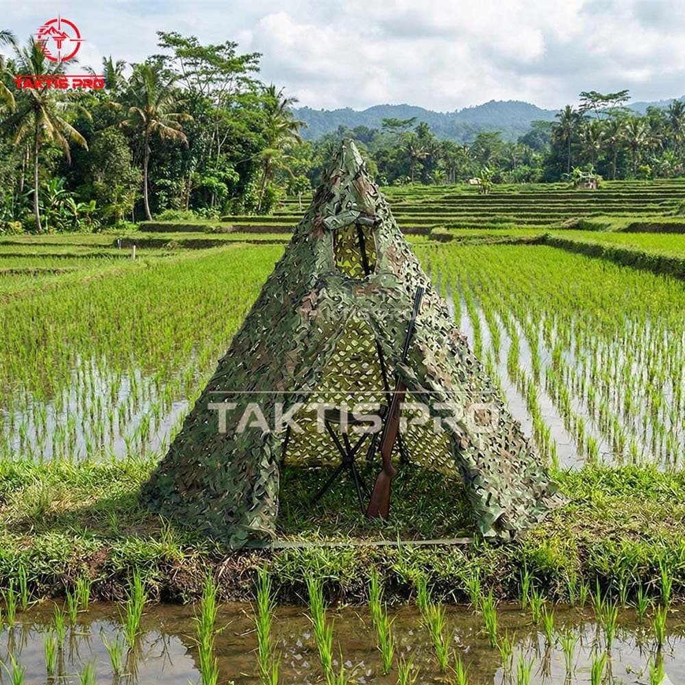 foto jaring kamuflase atau camo net di tengah sawah
