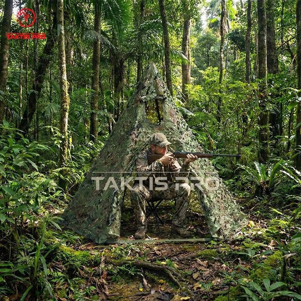 foto jaring kamuflase berbentuk kerucut di hutan lebat