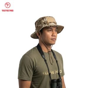 seorang pria mengenakan topi rimba motif real tree taktis pro